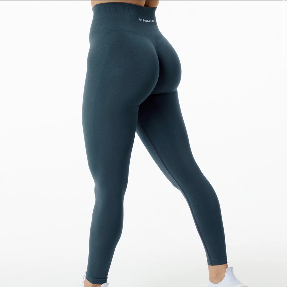 Alphalete amplify legging in shade whale blue